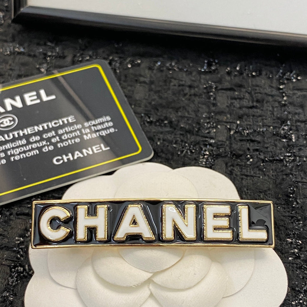 CHANEL 26S CHANEL LOGO LETTER ENAMEL BAR HAIR CLIP IN BLACK ENAMEL AND GOLD METAL 629926