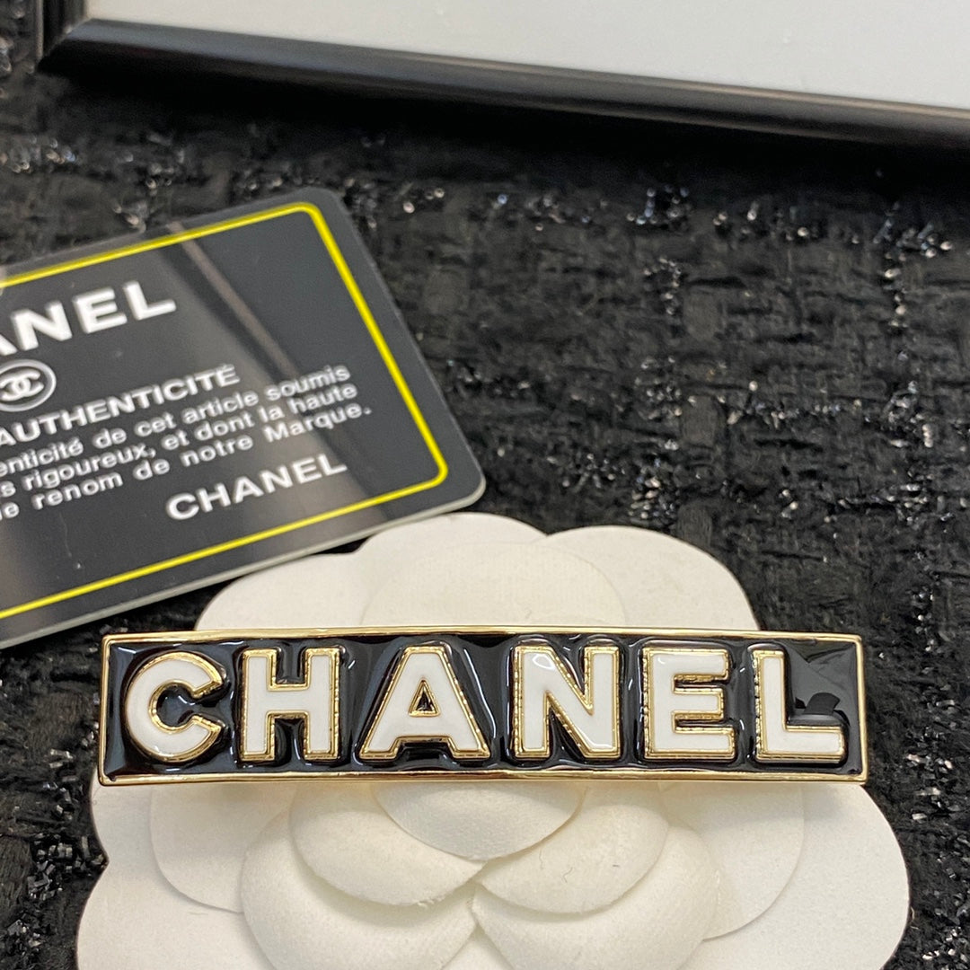 CHANEL 26S CHANEL LOGO LETTER ENAMEL BAR HAIR CLIP IN BLACK ENAMEL AND GOLD METAL 629926