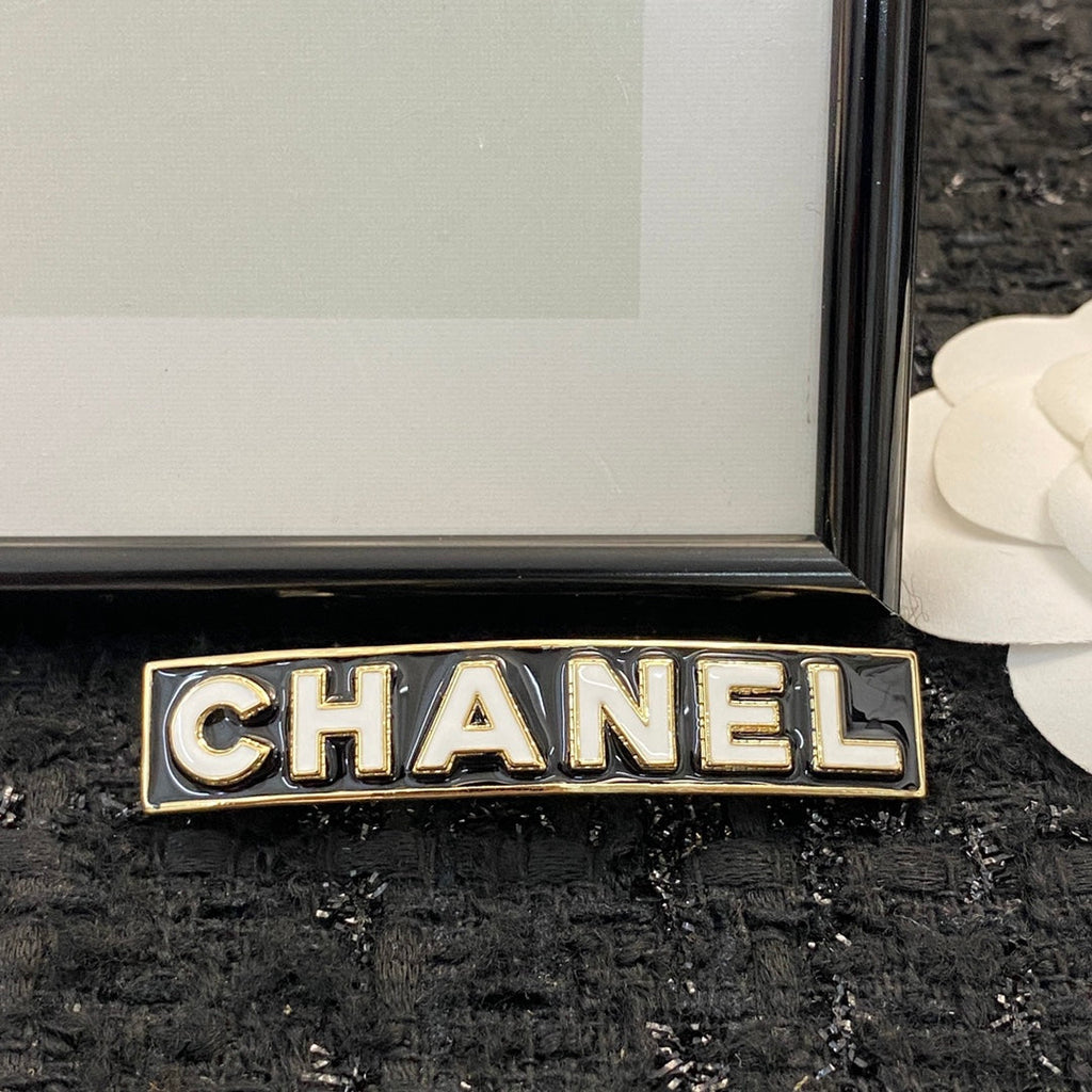 CHANEL 26S CHANEL LOGO LETTER ENAMEL BAR HAIR CLIP IN BLACK ENAMEL AND GOLD METAL 629926