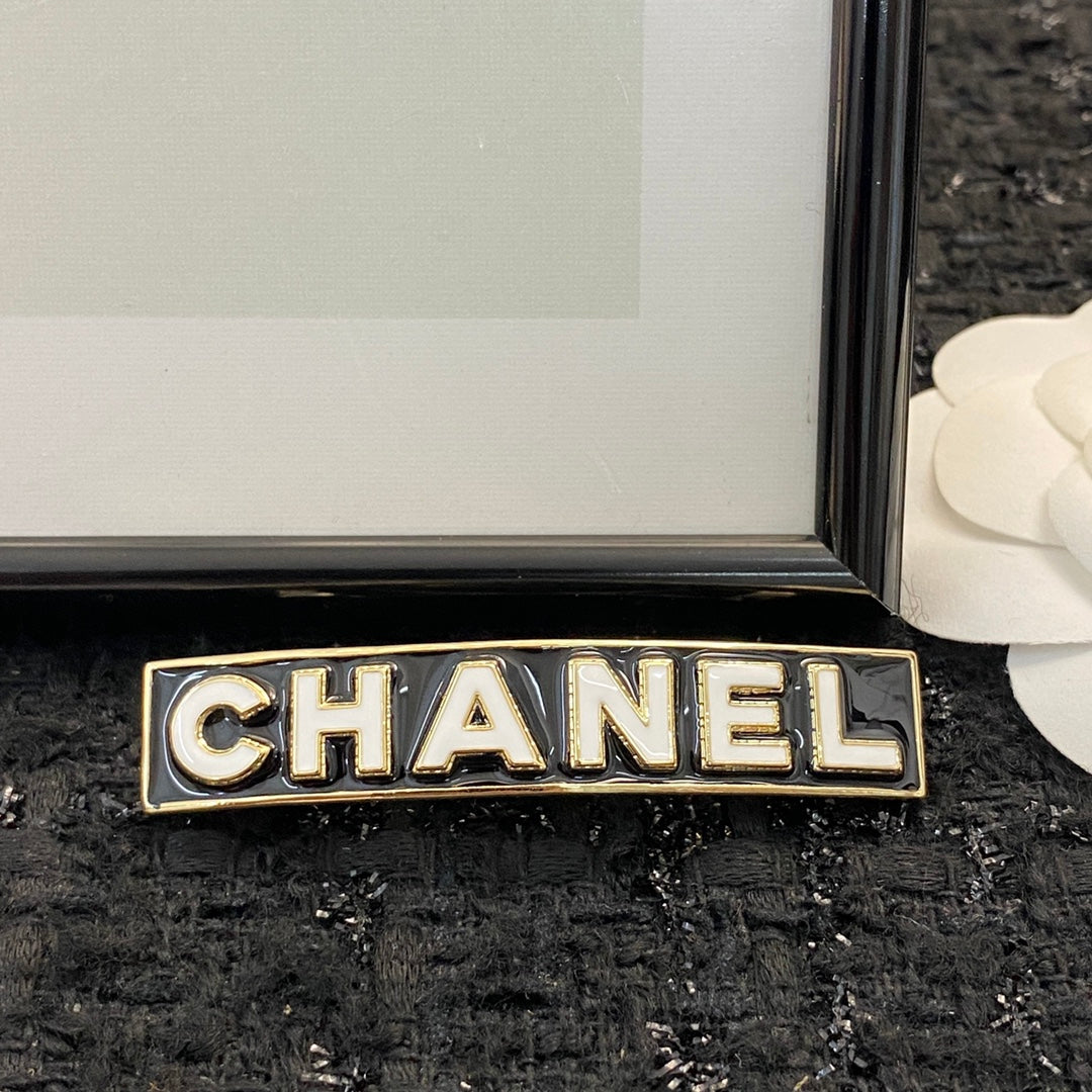 CHANEL 26S CHANEL LOGO LETTER ENAMEL BAR HAIR CLIP IN BLACK ENAMEL AND GOLD METAL 629926
