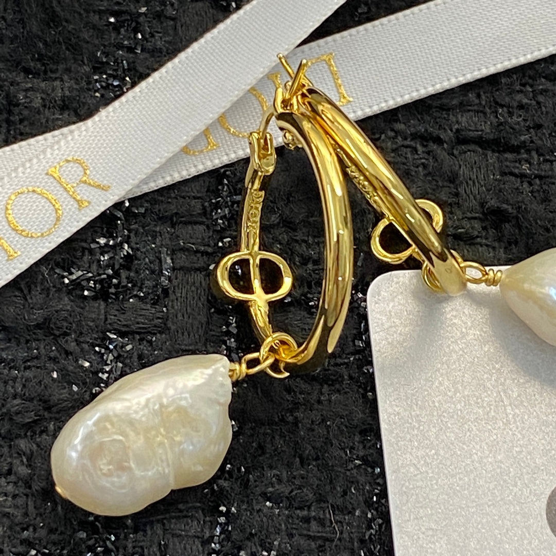 CD 26S BAROQUE PEARL DROP HOOP EARRINGS GOLD TONE METAL 645491