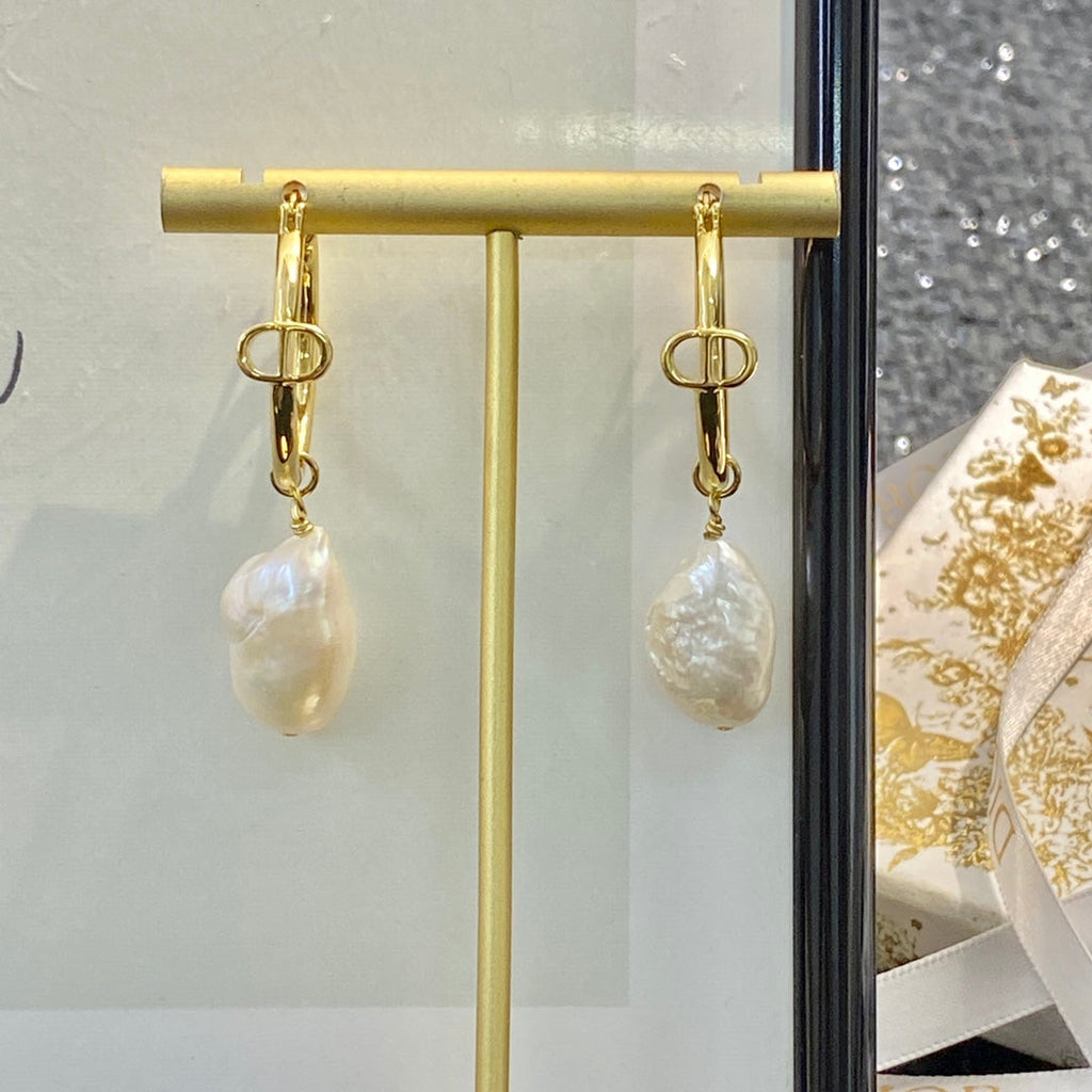 CD 26S BAROQUE PEARL DROP HOOP EARRINGS GOLD TONE METAL 645491