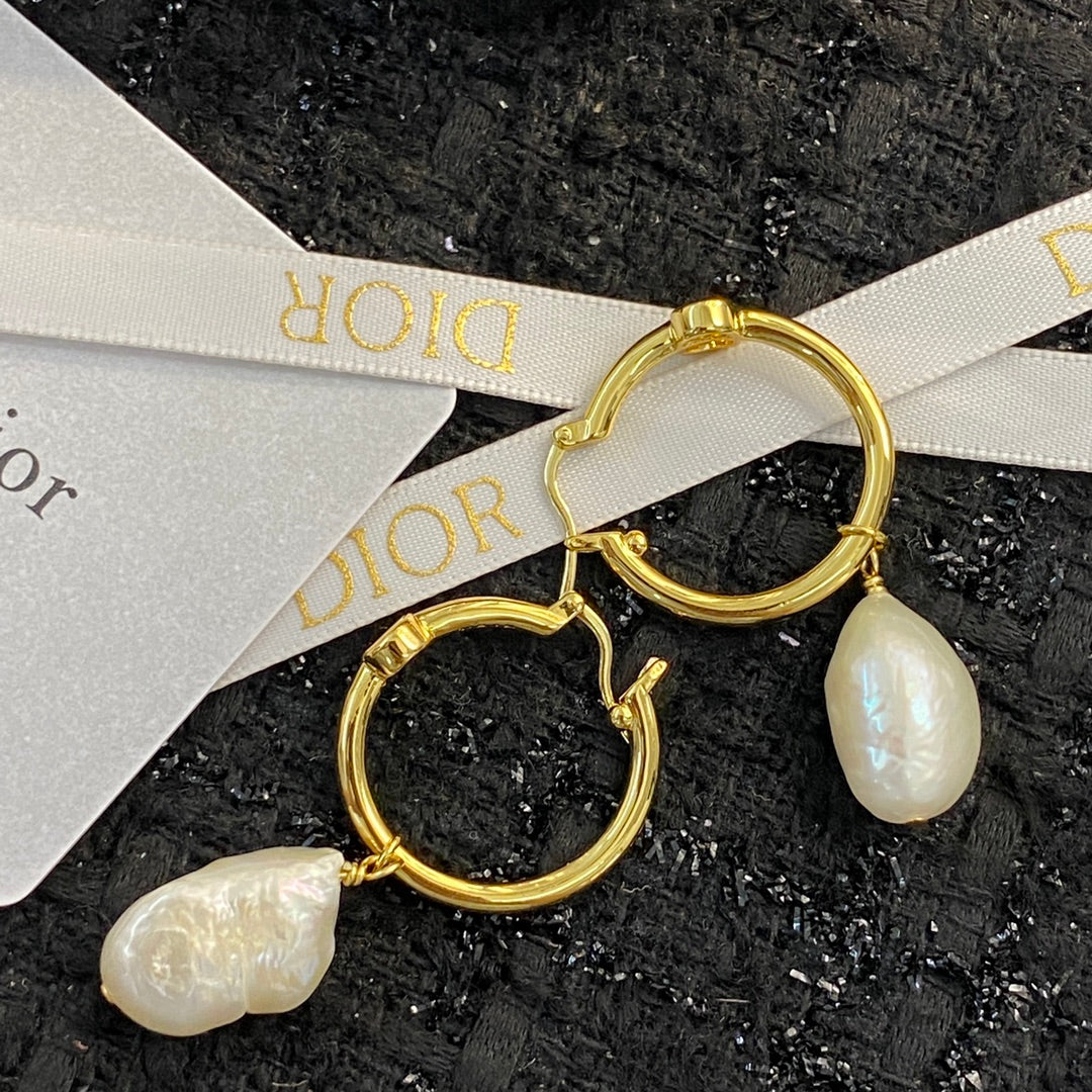 CD 26S BAROQUE PEARL DROP HOOP EARRINGS GOLD TONE METAL 645491