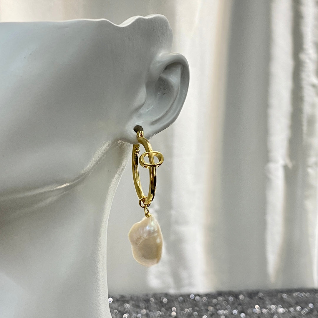 CD 26S BAROQUE PEARL DROP HOOP EARRINGS GOLD TONE METAL 645491
