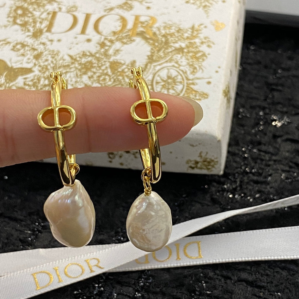 CD 26S BAROQUE PEARL DROP HOOP EARRINGS GOLD TONE METAL 645491