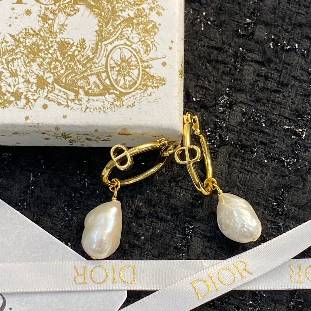CD 26S BAROQUE PEARL DROP HOOP EARRINGS GOLD TONE METAL 645491