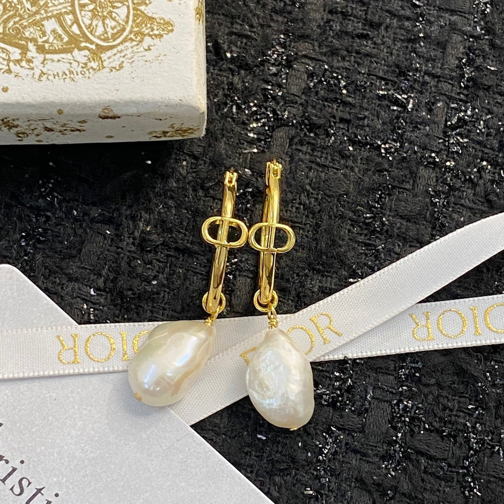 CD 26S BAROQUE PEARL DROP HOOP EARRINGS GOLD TONE METAL 645491