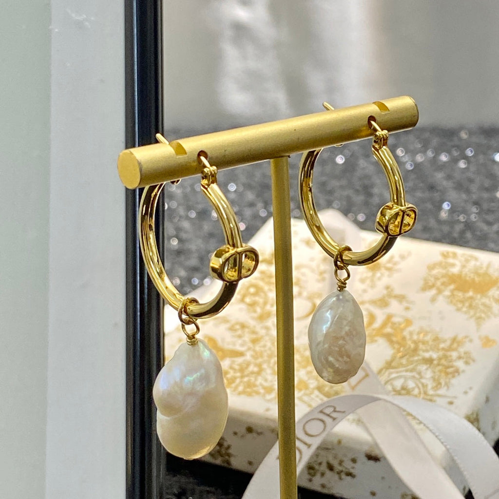 CD 26S BAROQUE PEARL DROP HOOP EARRINGS GOLD TONE METAL 645491