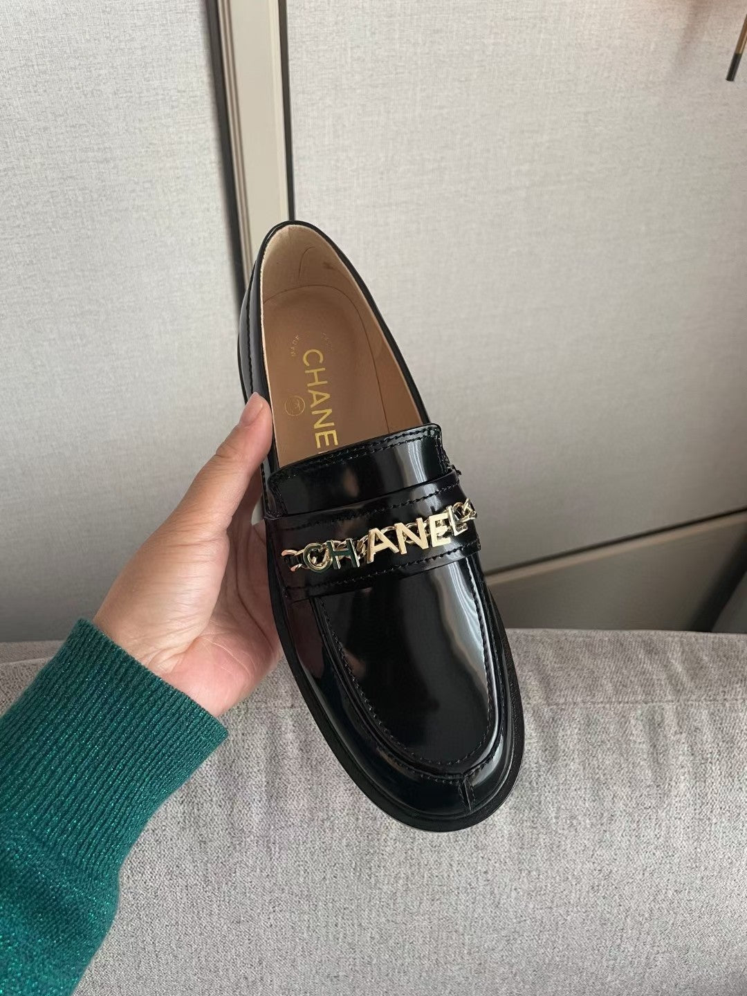MOCCASINS IN BLACK CALFSKIN GOLD METAL LOGO