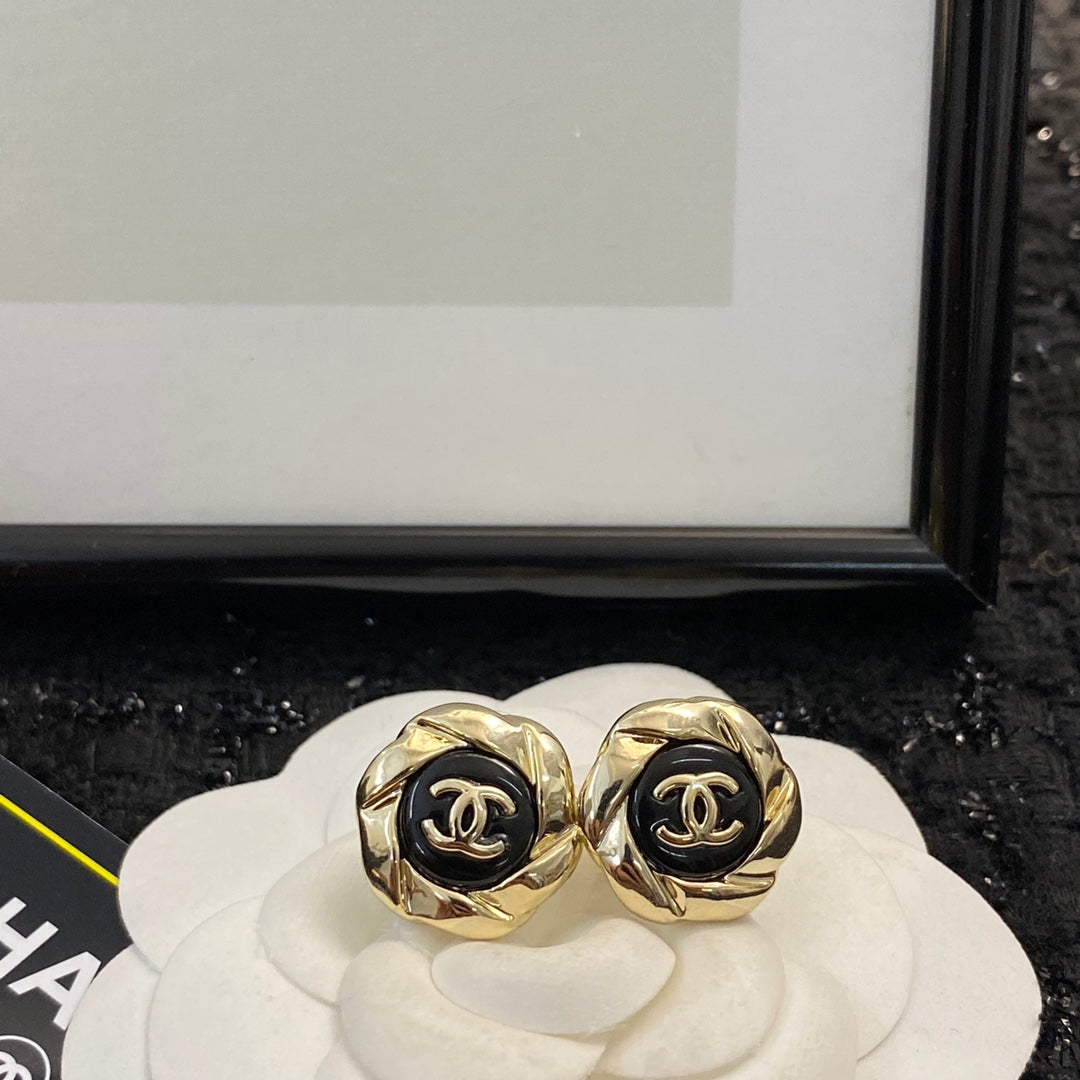 CHANEL 26S DOUBLE C LOGO TWISTED FRAME BLACK ENAMEL STUD EARRINGS IN GOLD METAL 633338