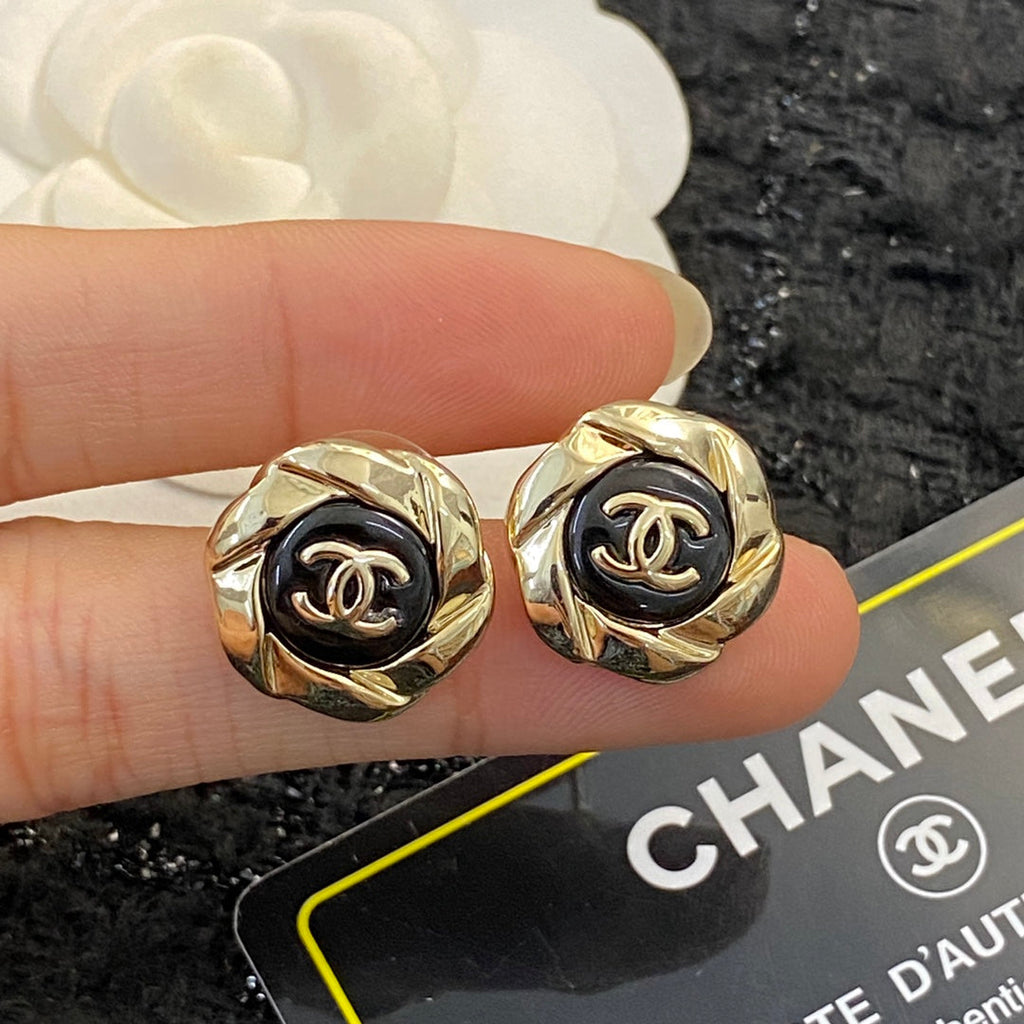 CHANEL 26S DOUBLE C LOGO TWISTED FRAME BLACK ENAMEL STUD EARRINGS IN GOLD METAL 633338