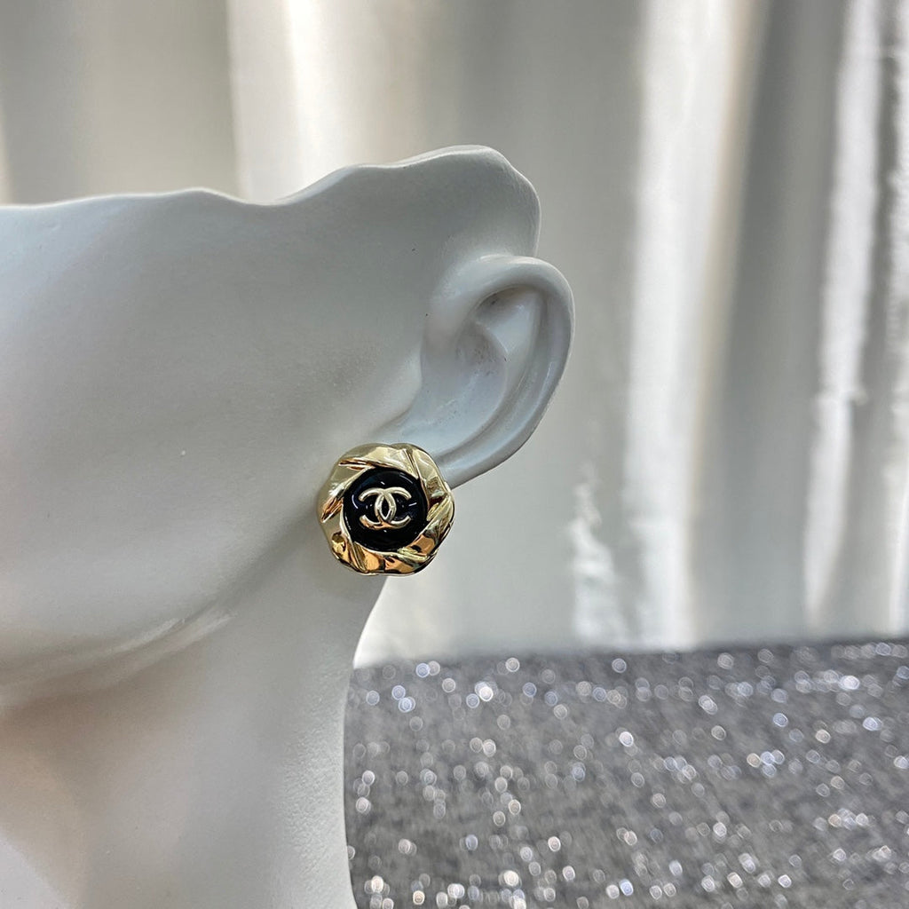 CHANEL 26S DOUBLE C LOGO TWISTED FRAME BLACK ENAMEL STUD EARRINGS IN GOLD METAL 633338