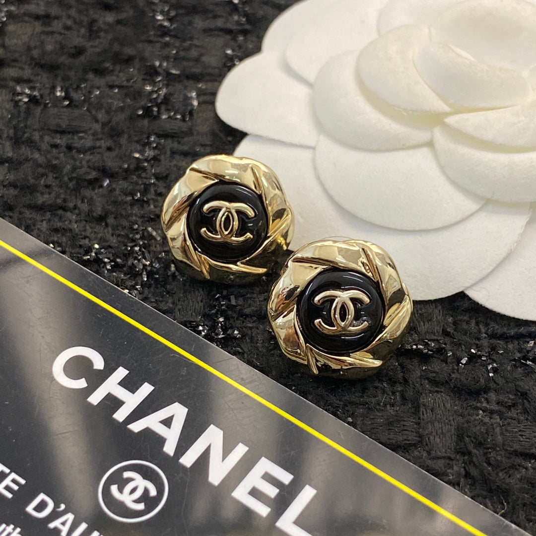 CHANEL 26S DOUBLE C LOGO TWISTED FRAME BLACK ENAMEL STUD EARRINGS IN GOLD METAL 633338