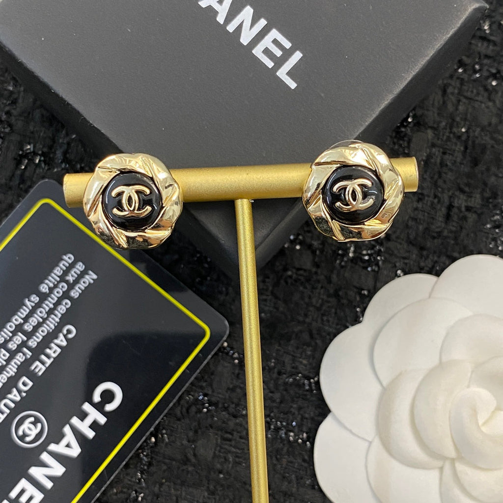 CHANEL 26S DOUBLE C LOGO TWISTED FRAME BLACK ENAMEL STUD EARRINGS IN GOLD METAL 633338