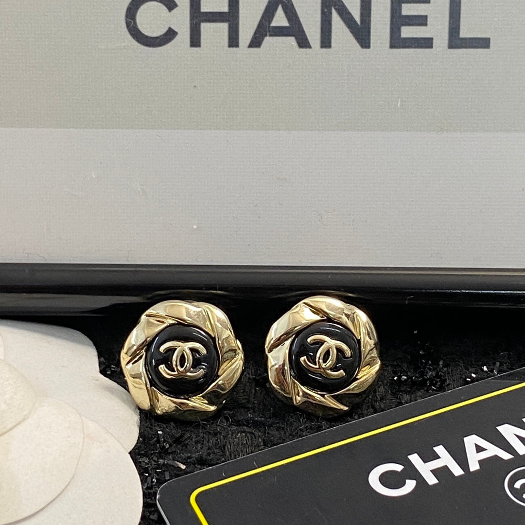 CHANEL 26S DOUBLE C LOGO TWISTED FRAME BLACK ENAMEL STUD EARRINGS IN GOLD METAL 633338