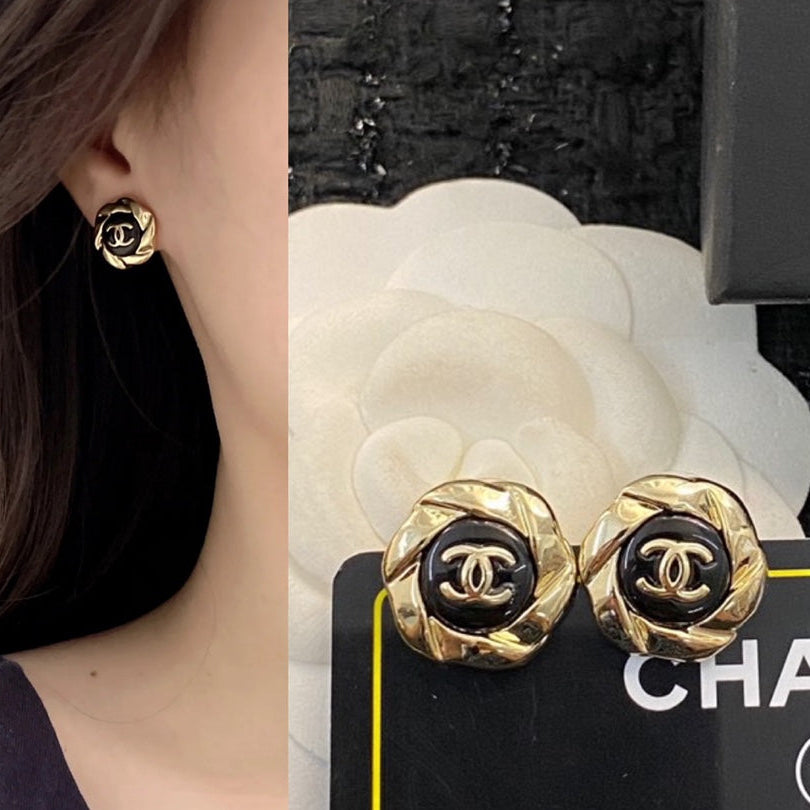 CHANEL 26S DOUBLE C LOGO TWISTED FRAME BLACK ENAMEL STUD EARRINGS IN GOLD METAL 633338