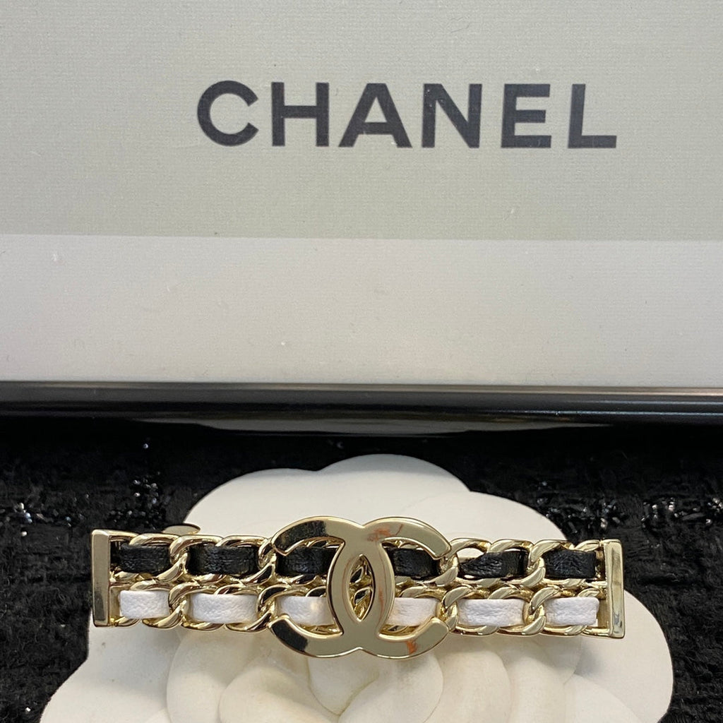 CHANEL 26S DOUBLE C LOGO CHAIN WEAVE BAR HAIR CLIP IN BLACK & WHITE LEATHER AND GOLD METAL 629927