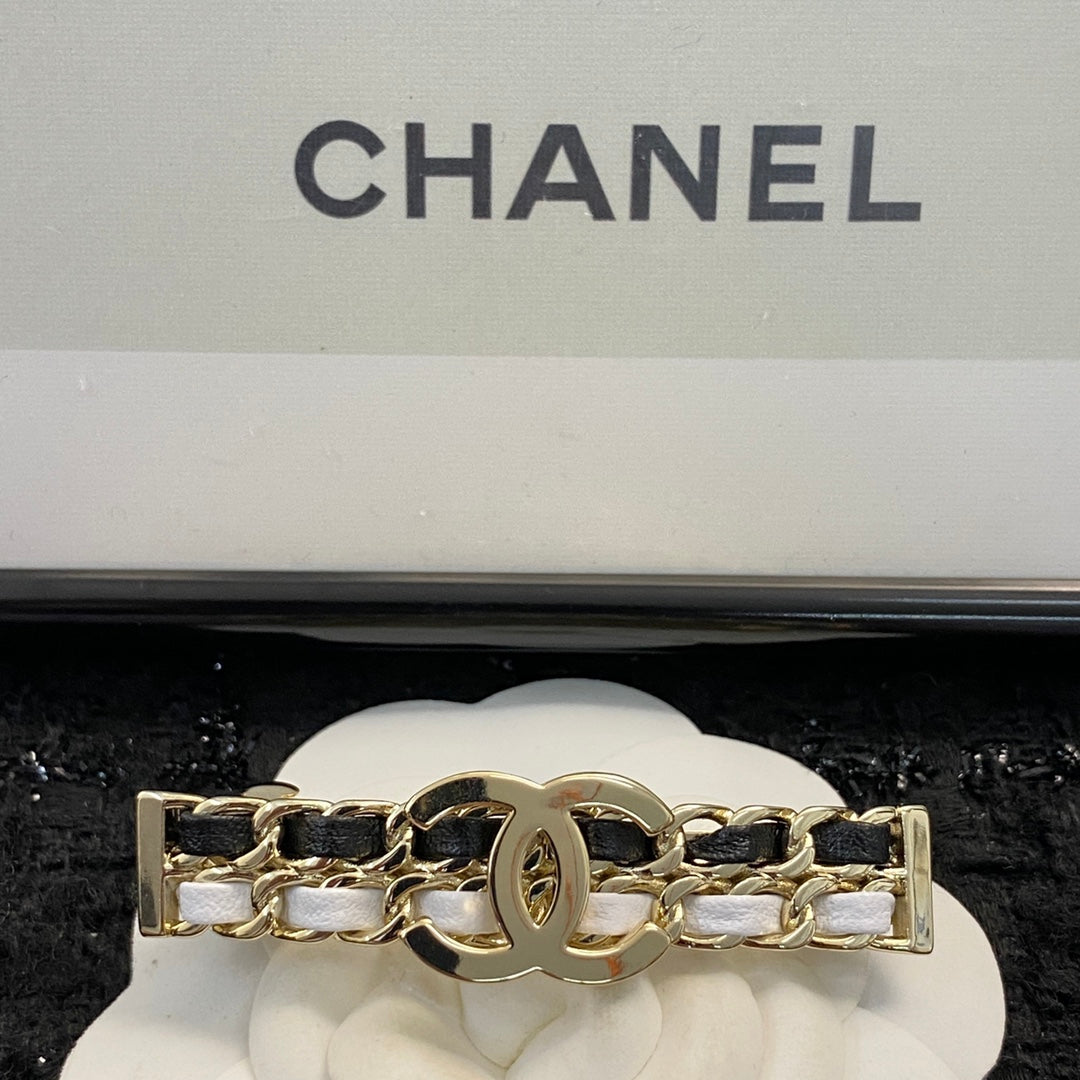 CHANEL 26S DOUBLE C LOGO CHAIN WEAVE BAR HAIR CLIP IN BLACK & WHITE LEATHER AND GOLD METAL 629927