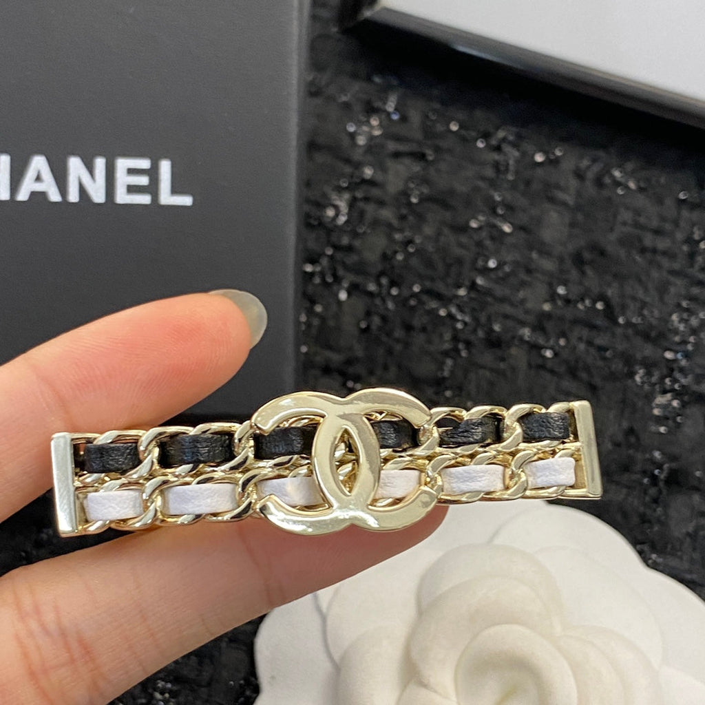 CHANEL 26S DOUBLE C LOGO CHAIN WEAVE BAR HAIR CLIP IN BLACK & WHITE LEATHER AND GOLD METAL 629927