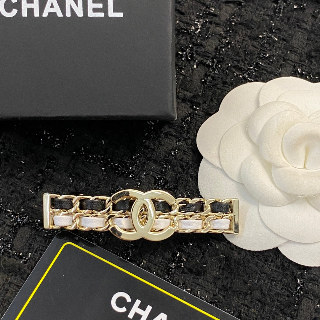 CHANEL 26S DOUBLE C LOGO CHAIN WEAVE BAR HAIR CLIP IN BLACK & WHITE LEATHER AND GOLD METAL 629927