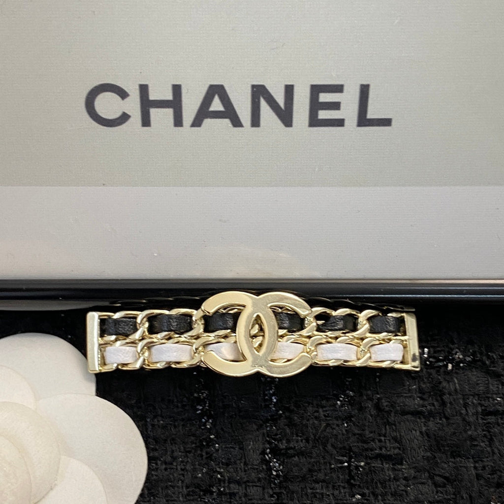 CHANEL 26S DOUBLE C LOGO CHAIN WEAVE BAR HAIR CLIP IN BLACK & WHITE LEATHER AND GOLD METAL 629927