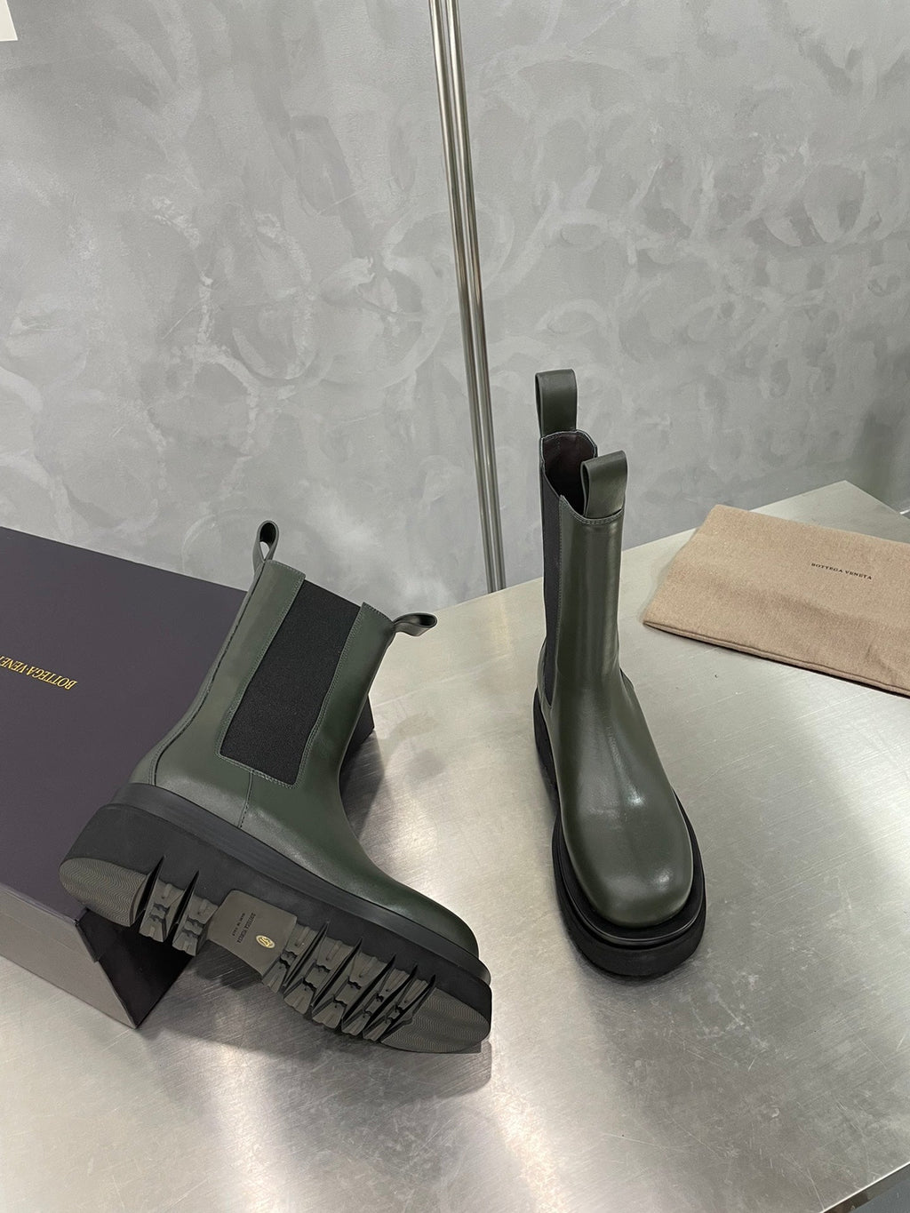 LUG CHELSEA BOOT IN ARMY GREEN CALFSKIN