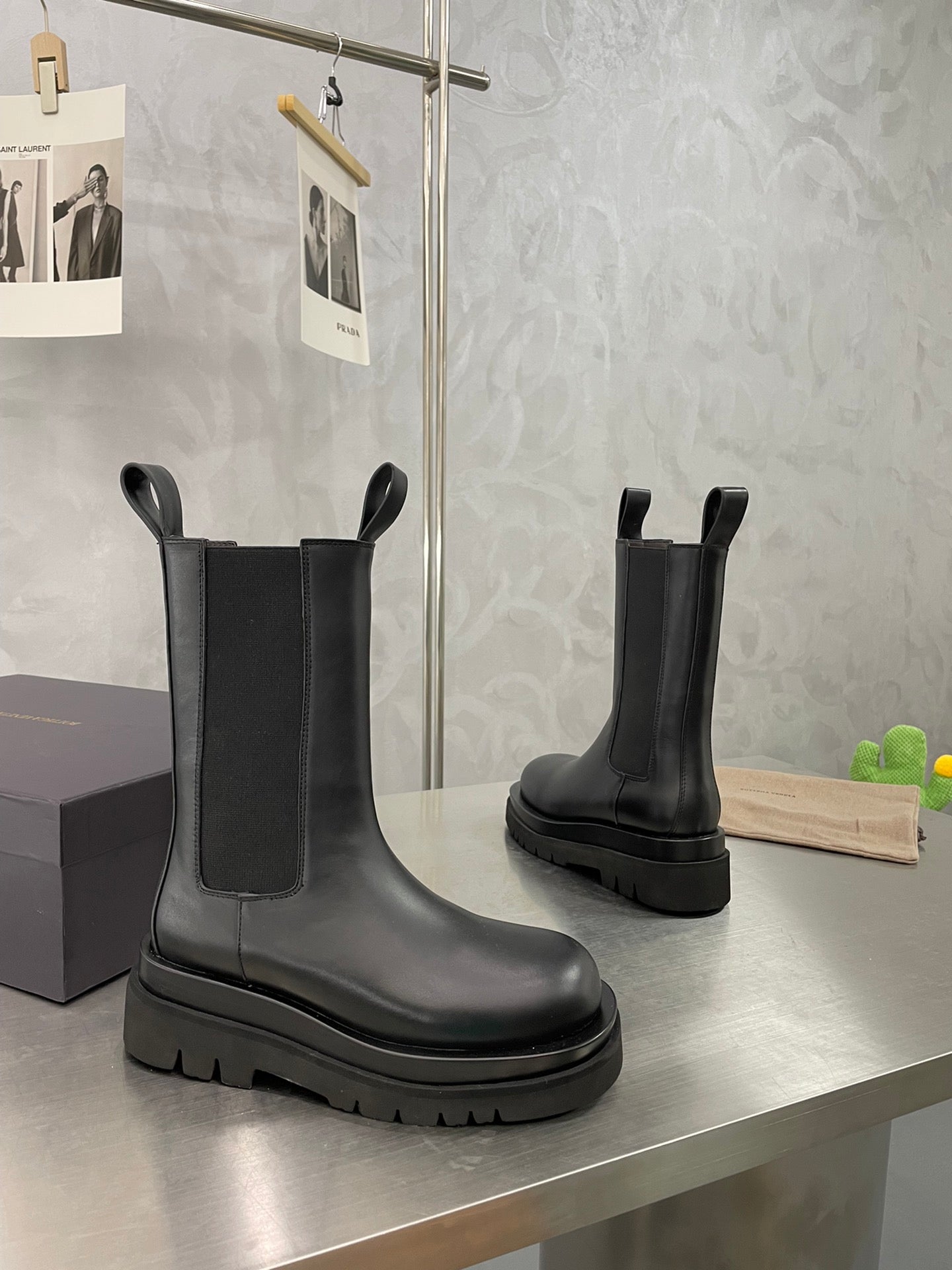 BV LUG CHELSEA BOOT IN BLACK CALFSKIN