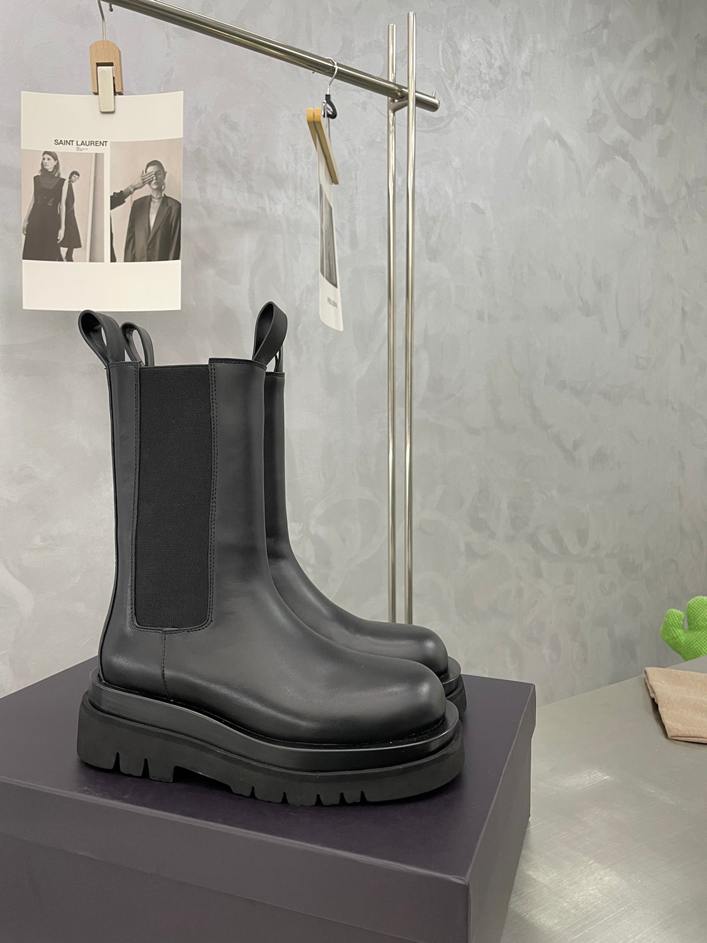 BV LUG CHELSEA BOOT IN BLACK CALFSKIN