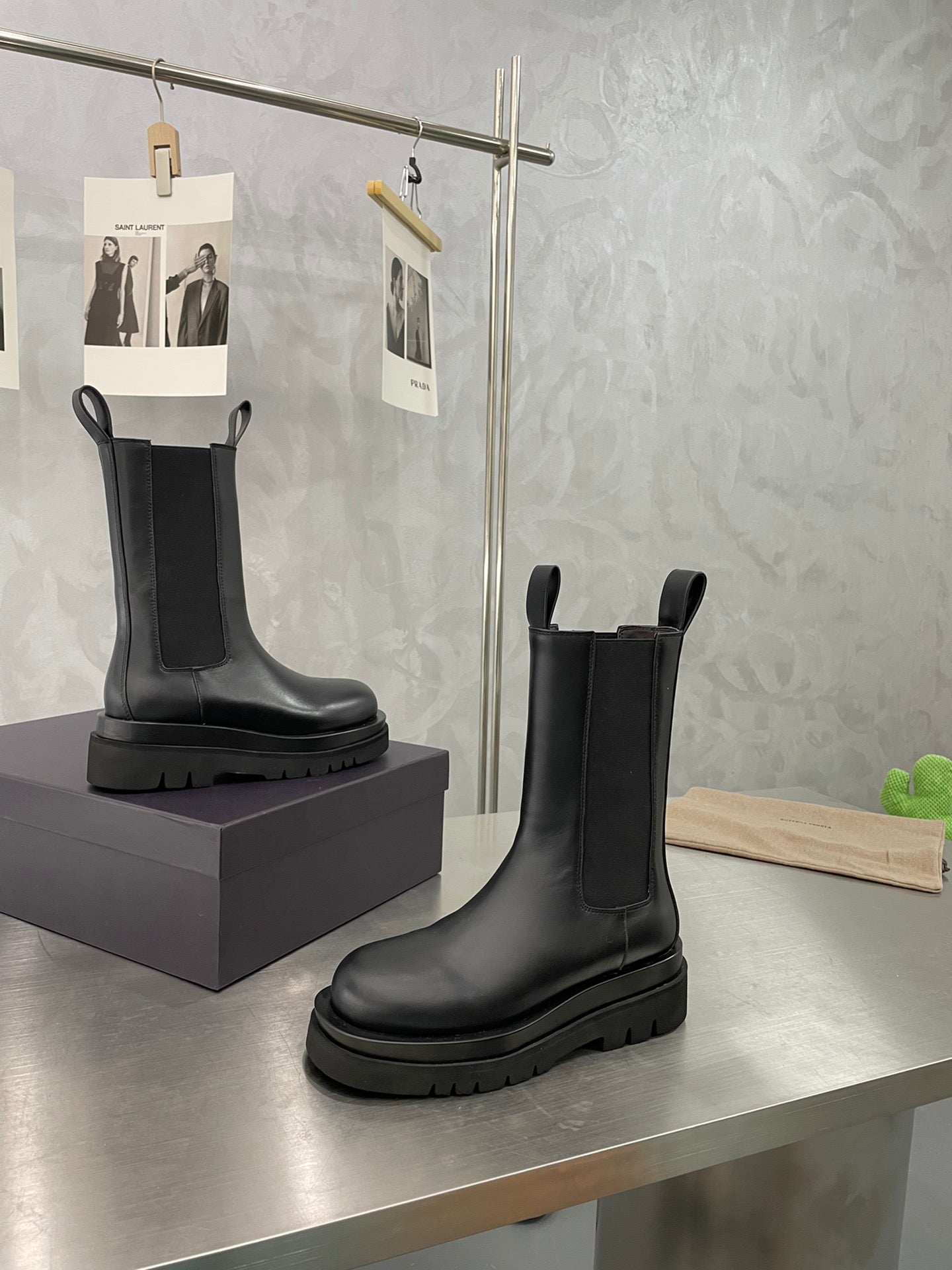 BV LUG CHELSEA BOOT IN BLACK CALFSKIN