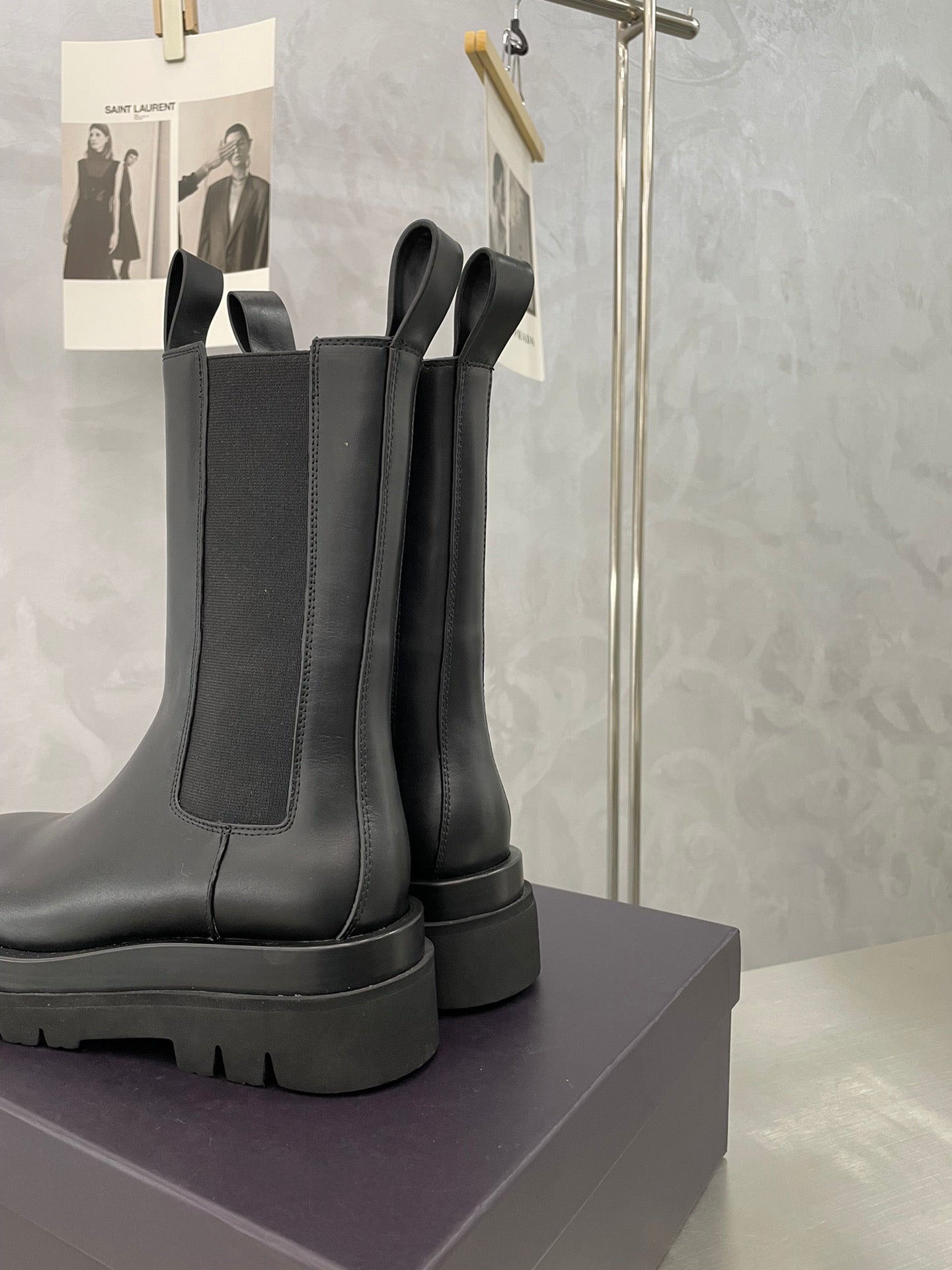 BV LUG CHELSEA BOOT IN BLACK CALFSKIN