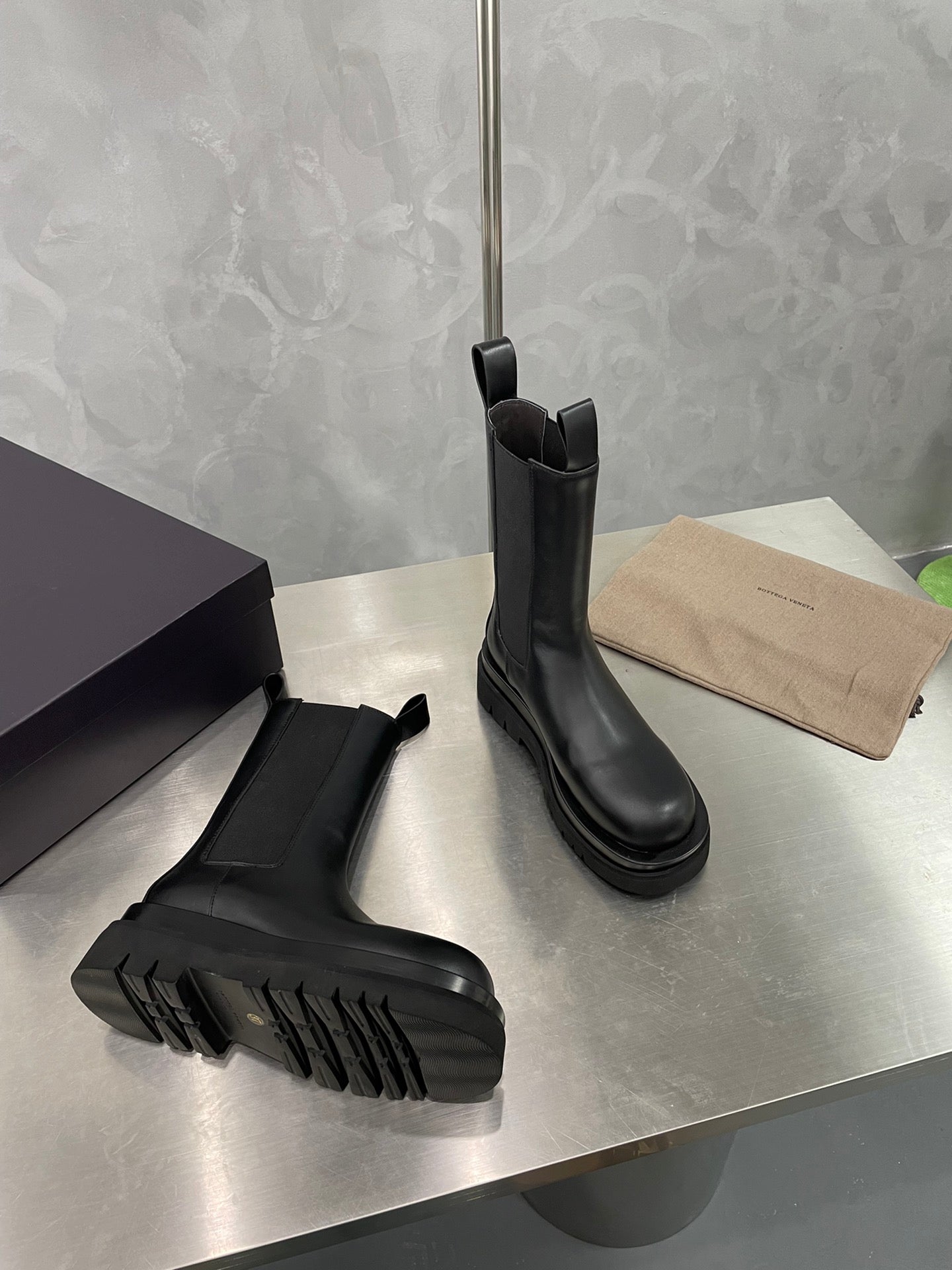 BV LUG CHELSEA BOOT IN BLACK CALFSKIN