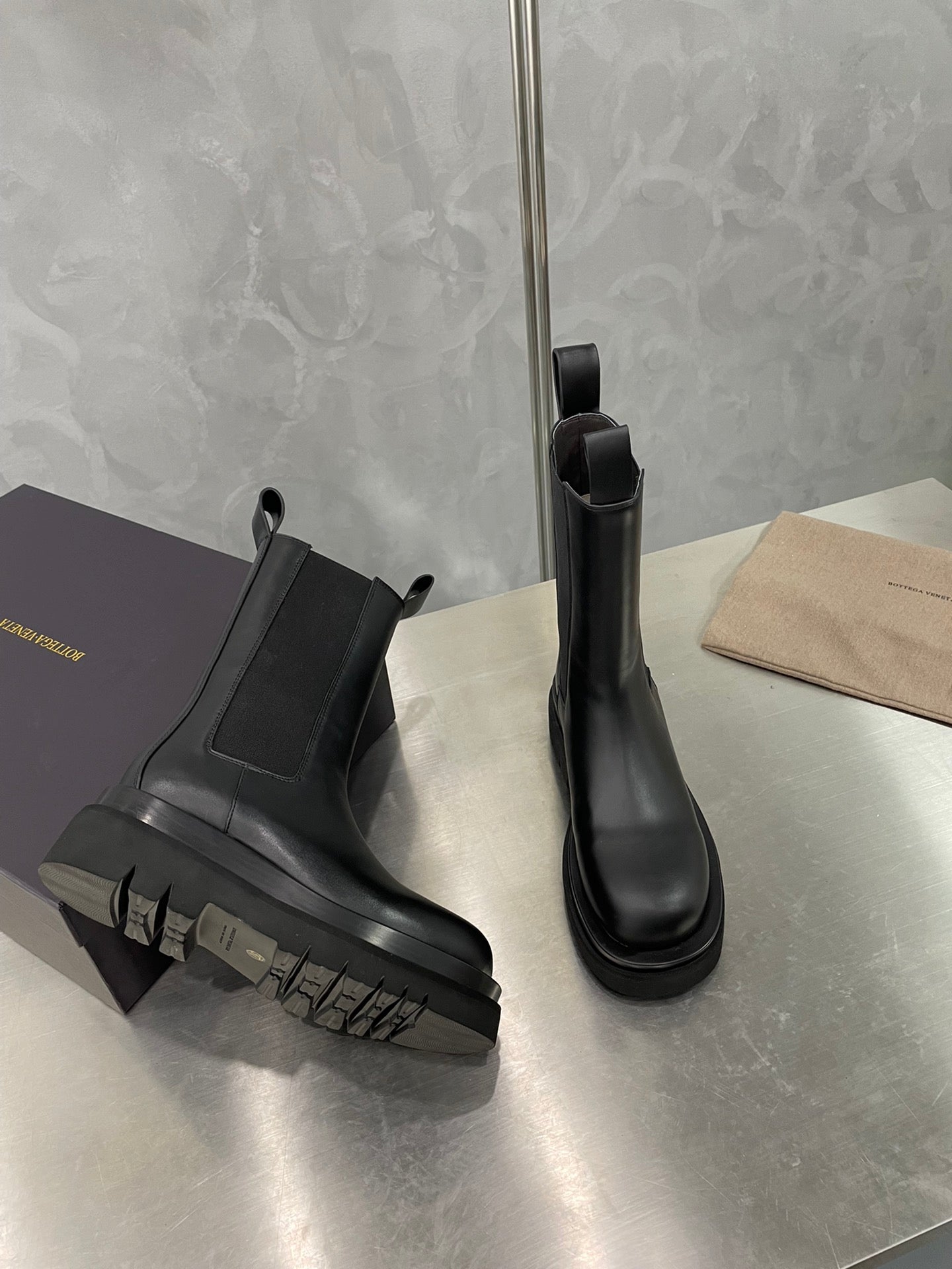 BV LUG CHELSEA BOOT IN BLACK CALFSKIN