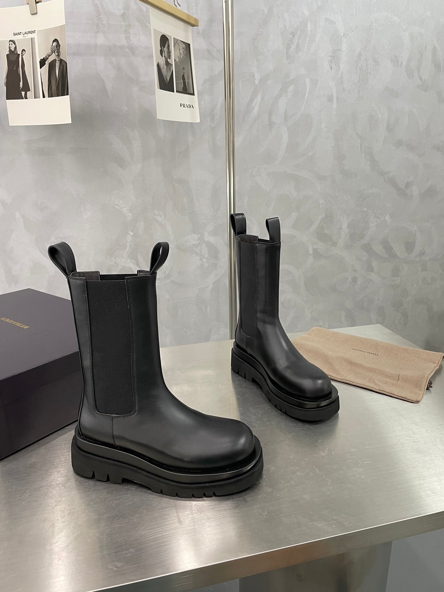 BV LUG CHELSEA BOOT IN BLACK CALFSKIN