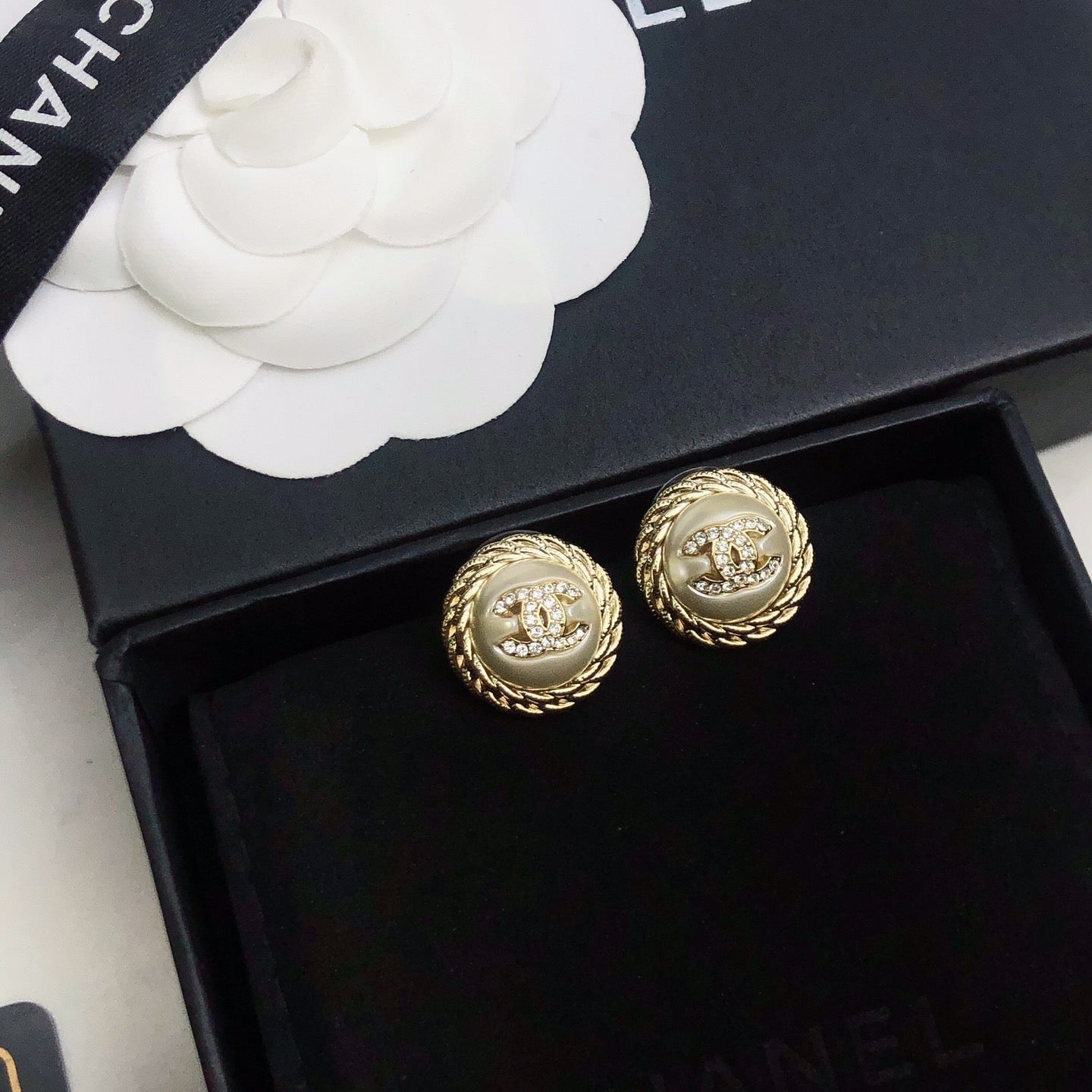 CHANEL 26S DOUBLE C LOGO VINTAGE ROPE BORDER STUD EARRINGS IN GOLD METAL 633329