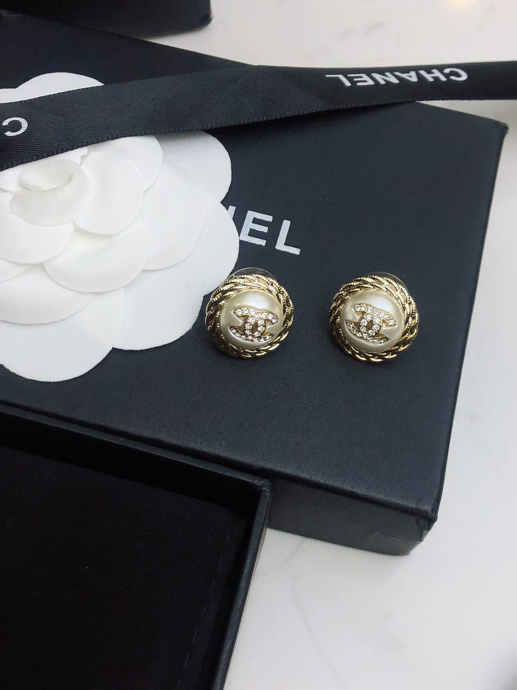 CHANEL 26S DOUBLE C LOGO VINTAGE ROPE BORDER STUD EARRINGS IN GOLD METAL 633329