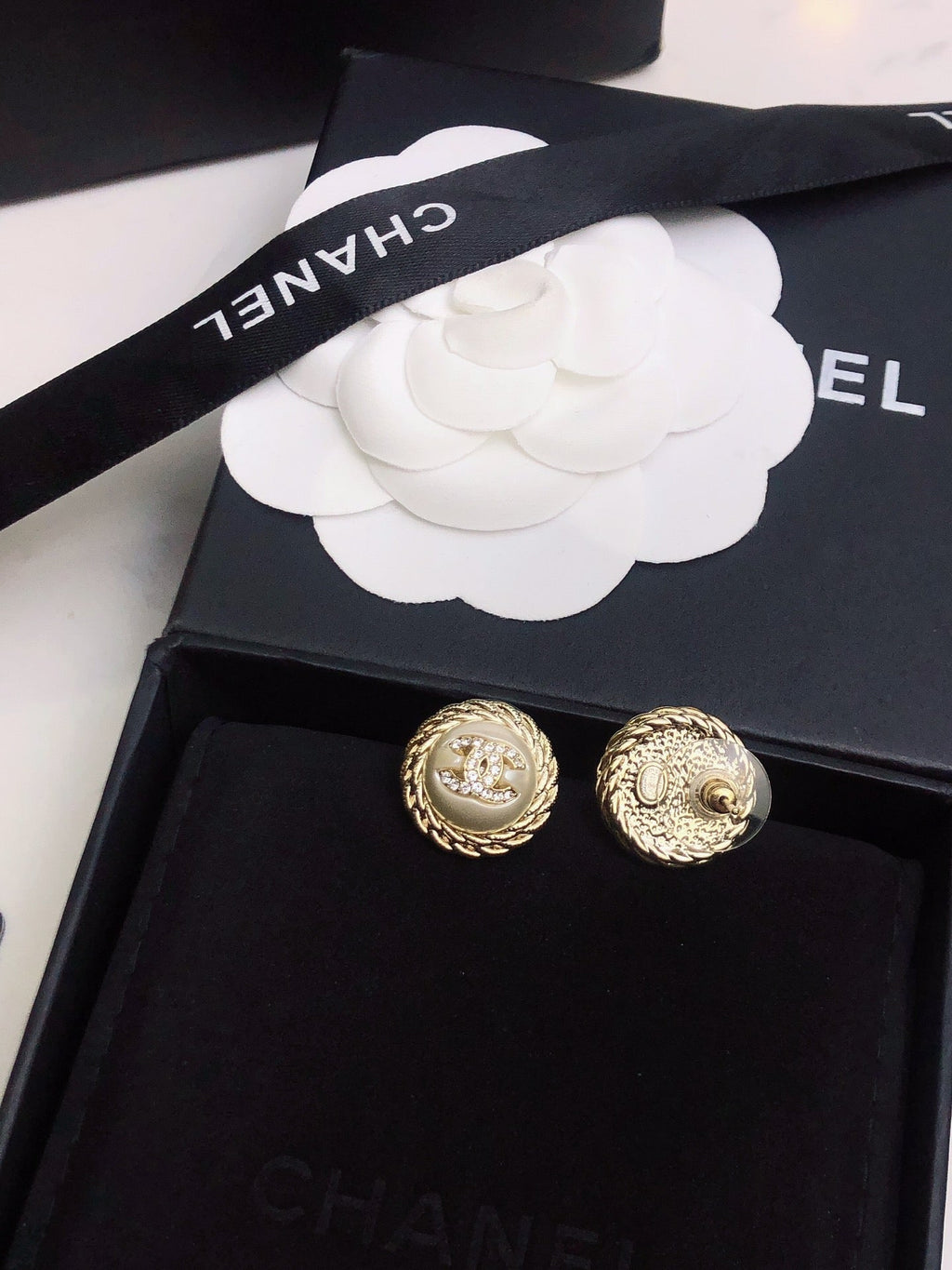 CHANEL 26S DOUBLE C LOGO VINTAGE ROPE BORDER STUD EARRINGS IN GOLD METAL 633329