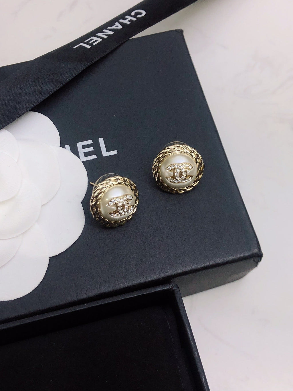 CHANEL 26S DOUBLE C LOGO VINTAGE ROPE BORDER STUD EARRINGS IN GOLD METAL 633329