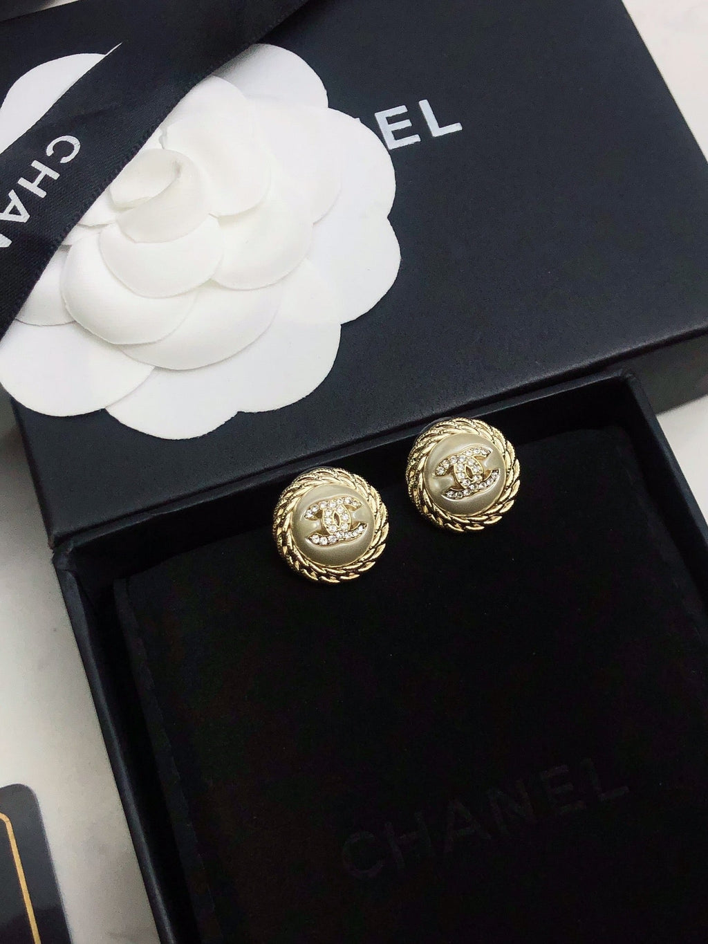 CHANEL 26S DOUBLE C LOGO VINTAGE ROPE BORDER STUD EARRINGS IN GOLD METAL 633329