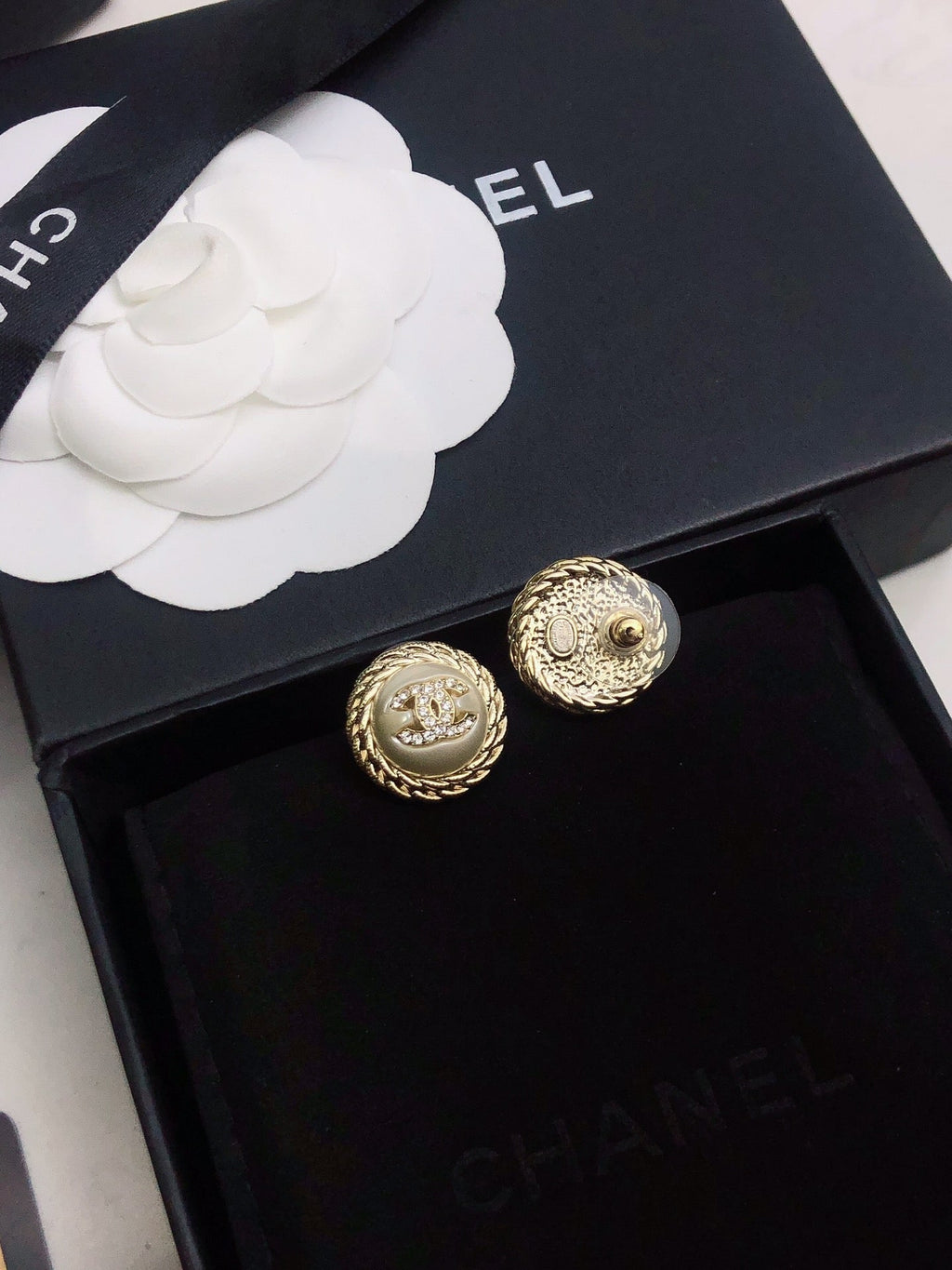 CHANEL 26S DOUBLE C LOGO VINTAGE ROPE BORDER STUD EARRINGS IN GOLD METAL 633329