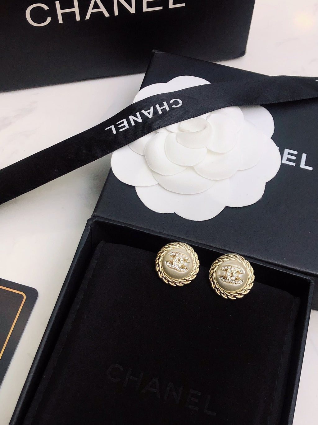 CHANEL 26S DOUBLE C LOGO VINTAGE ROPE BORDER STUD EARRINGS IN GOLD METAL 633329
