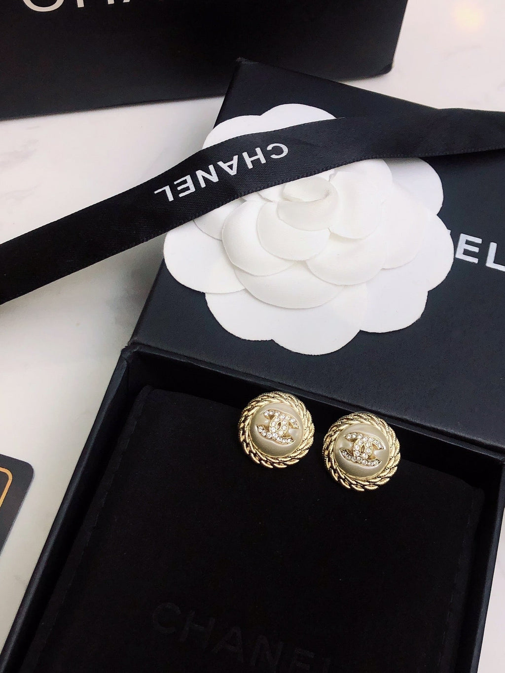 CHANEL 26S DOUBLE C LOGO VINTAGE ROPE BORDER STUD EARRINGS IN GOLD METAL 633329
