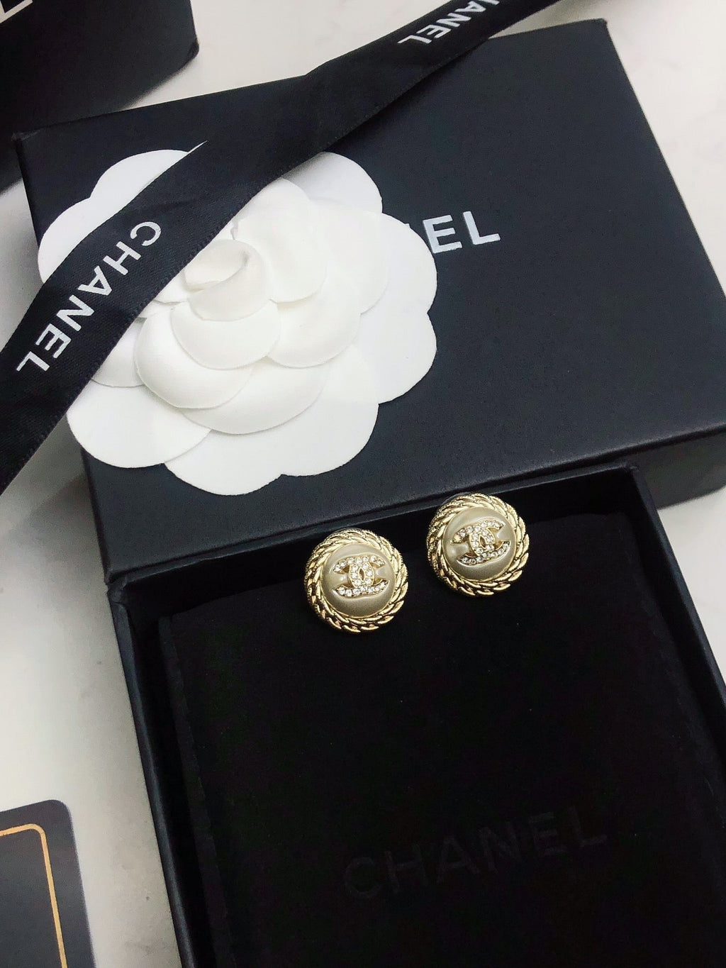 CHANEL 26S DOUBLE C LOGO VINTAGE ROPE BORDER STUD EARRINGS IN GOLD METAL 633329