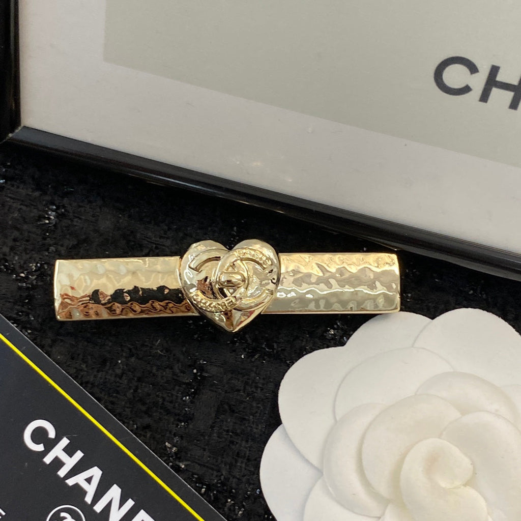 CHANEL 26S DOUBLE C LOGO HEART HAMMERED HAIR CLIP IN GOLD METAL 629930