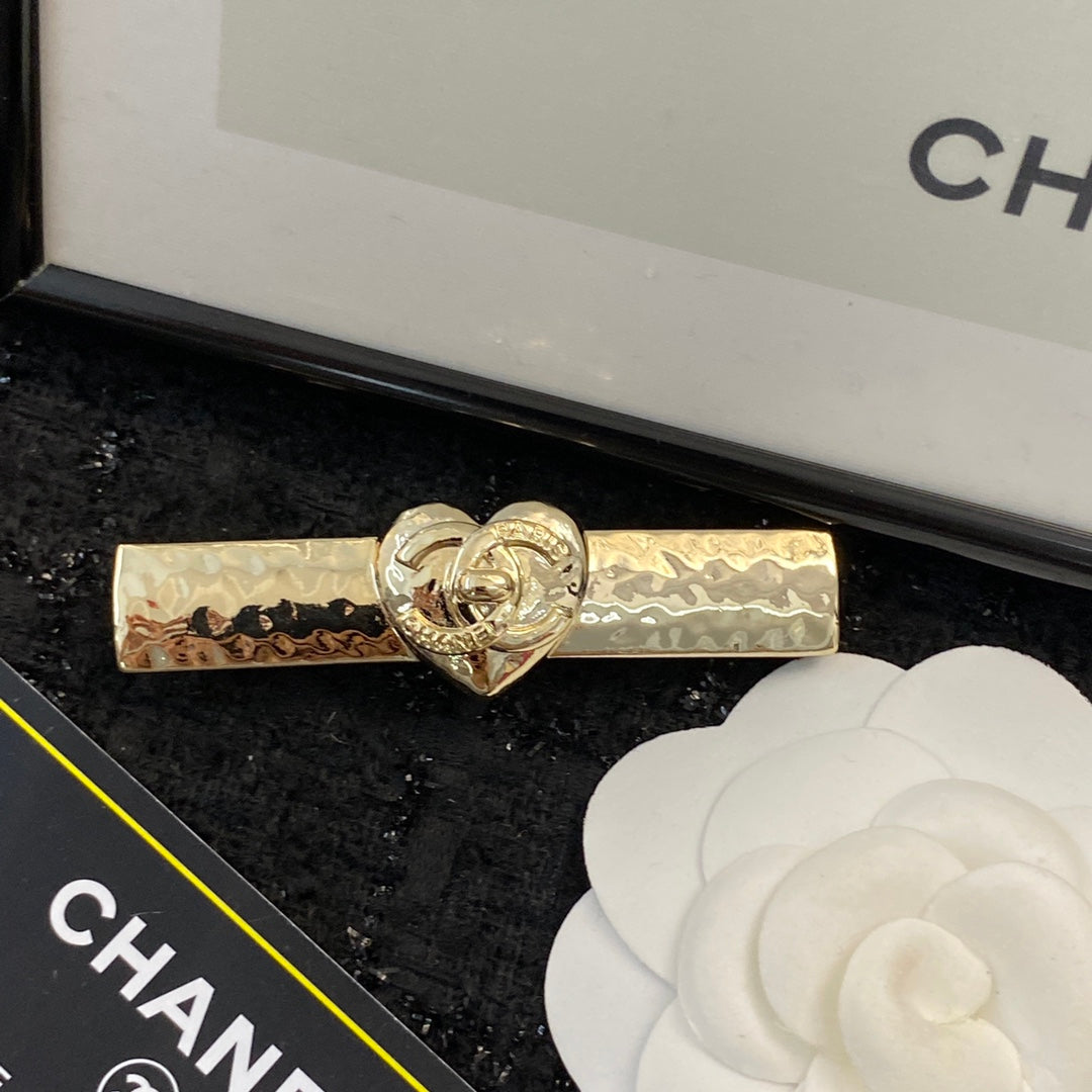 CHANEL 26S DOUBLE C LOGO HEART HAMMERED HAIR CLIP IN GOLD METAL 629930
