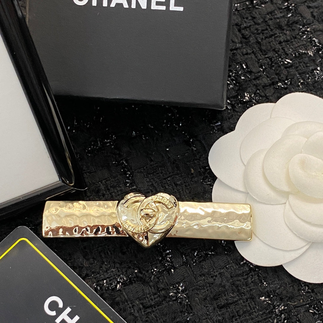 CHANEL 26S DOUBLE C LOGO HEART HAMMERED HAIR CLIP IN GOLD METAL 629930