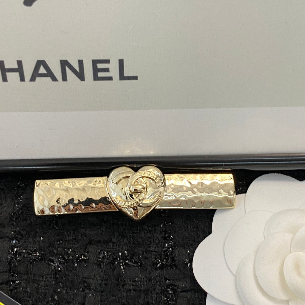 CHANEL 26S DOUBLE C LOGO HEART HAMMERED HAIR CLIP IN GOLD METAL 629930