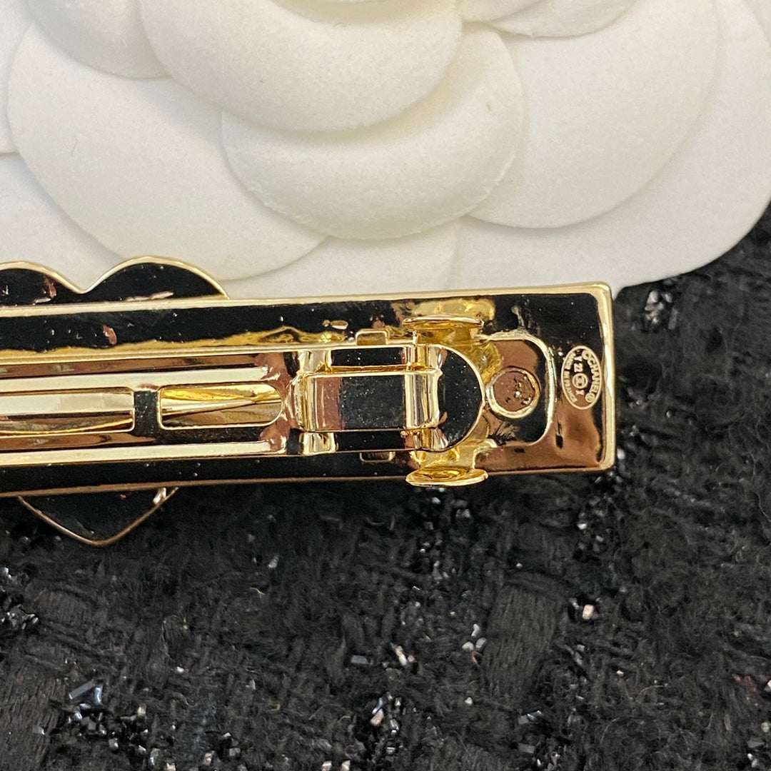CHANEL 26S DOUBLE C LOGO HEART HAMMERED HAIR CLIP IN GOLD METAL 629930