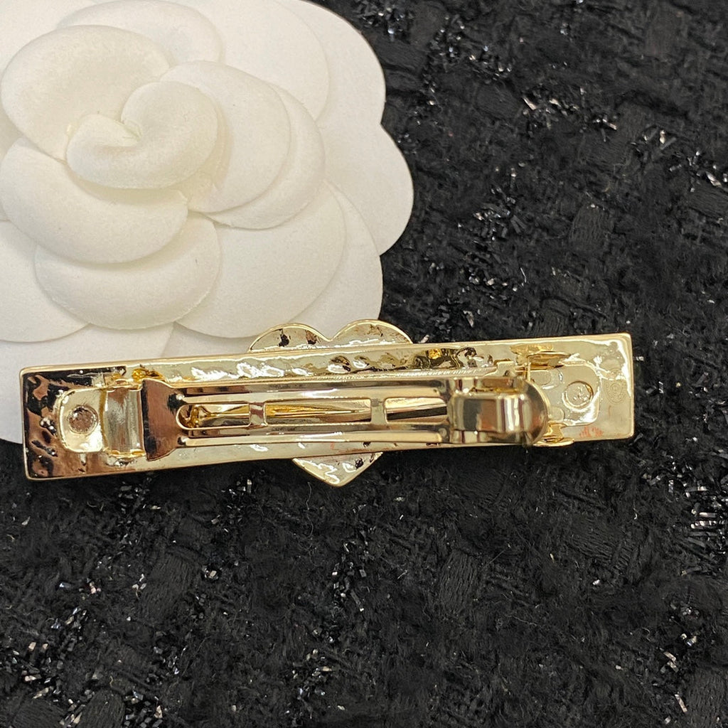 CHANEL 26S DOUBLE C LOGO HEART HAMMERED HAIR CLIP IN GOLD METAL 629930