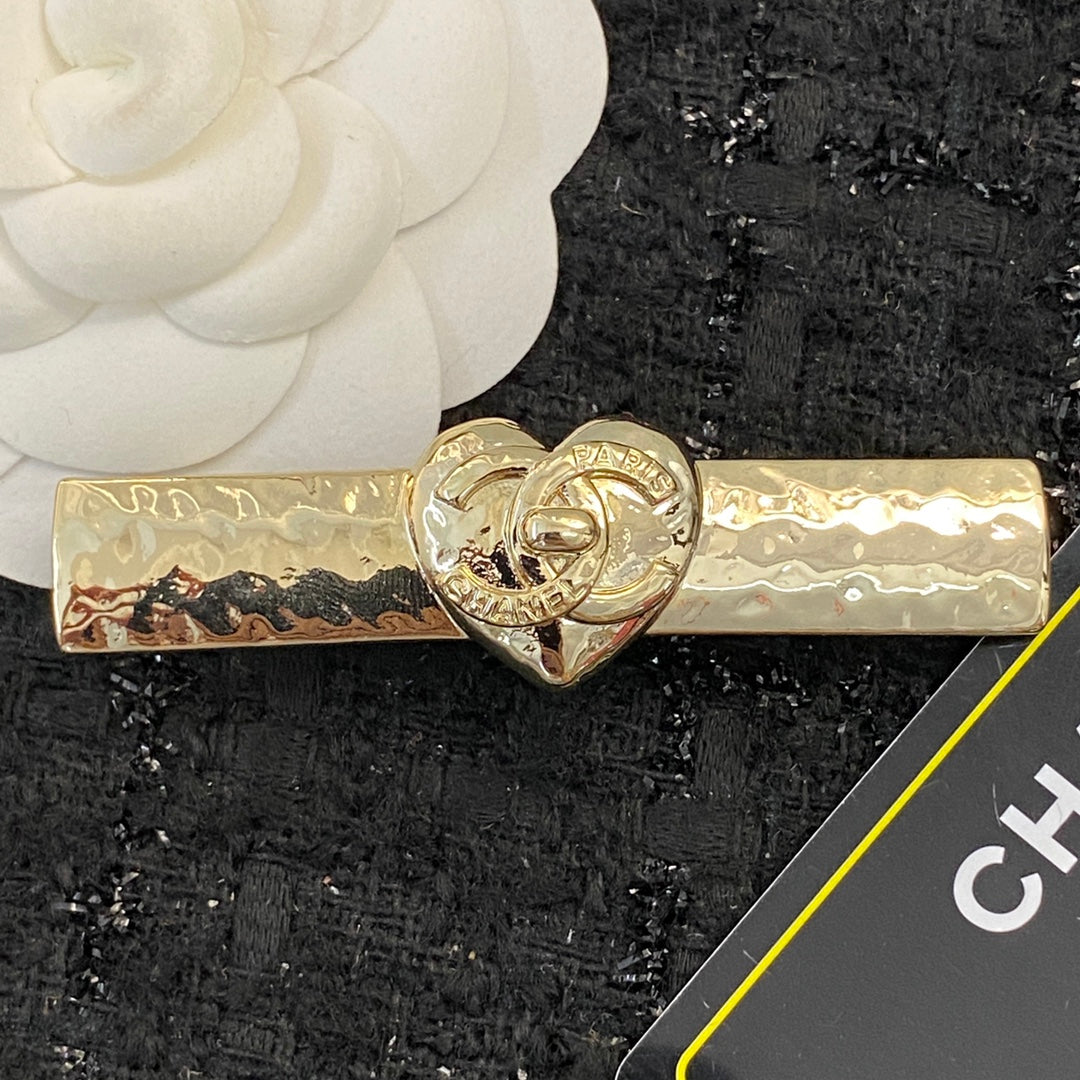 CHANEL 26S DOUBLE C LOGO HEART HAMMERED HAIR CLIP IN GOLD METAL 629930