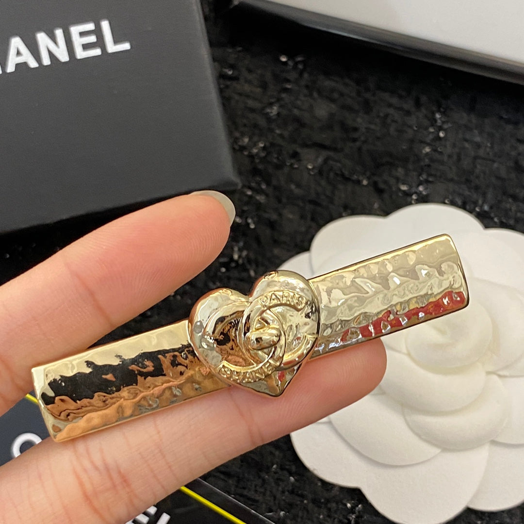 CHANEL 26S DOUBLE C LOGO HEART HAMMERED HAIR CLIP IN GOLD METAL 629930